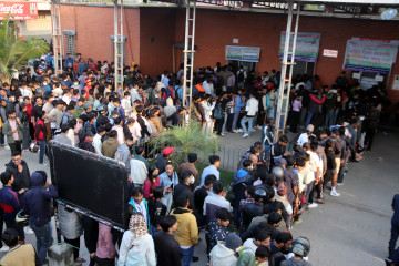 अग्रिम टिकट बुकिङका लागि बसपार्कमा भीड, चालक भन्छन्– खराब बाटाेले दु:ख दिन्छ